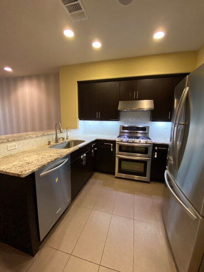 Foto del edificio - 4Br4Ba Former Model Townhouse Top of the L...