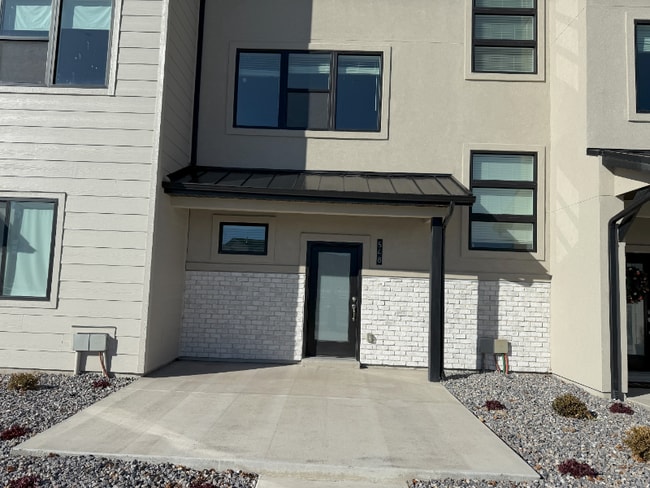 Building Photo - 548 900 W