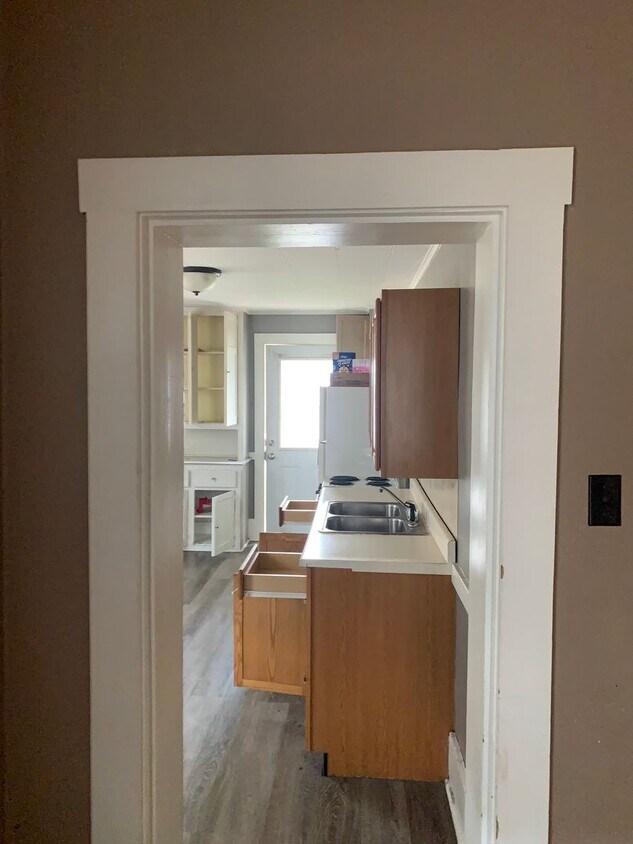 Foto del edificio - Simple 1 BR 2nd Floor Apartment