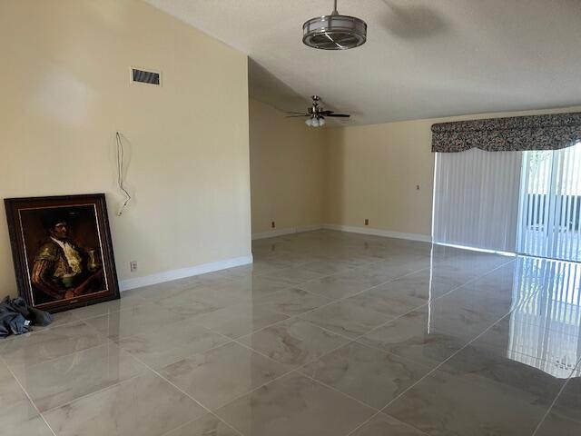 Foto del edificio - 5291 Rose Marie Ave N