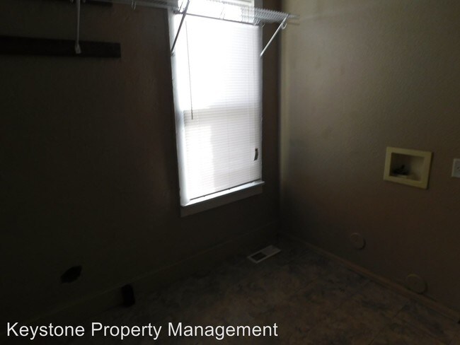 Building Photo - 3 br, 1 bath House - 1018 E. Ash Street