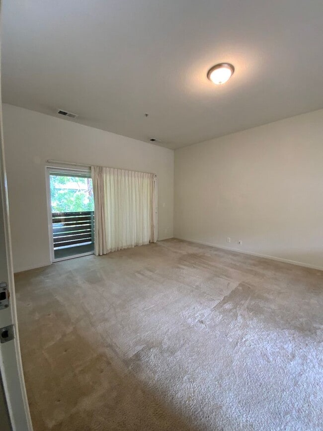 Foto del edificio - Spacious 2BD/2BA Apartment With Private Ba...