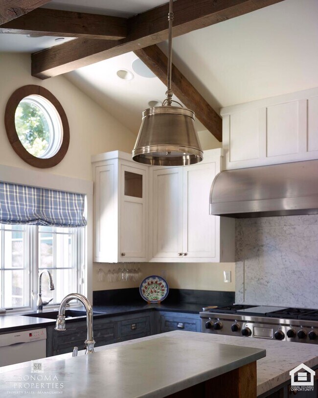 Building Photo - Stunning Furnished Eastside Home