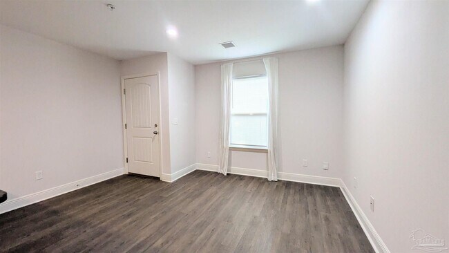 Foto del edificio - 313 N Navy Blvd