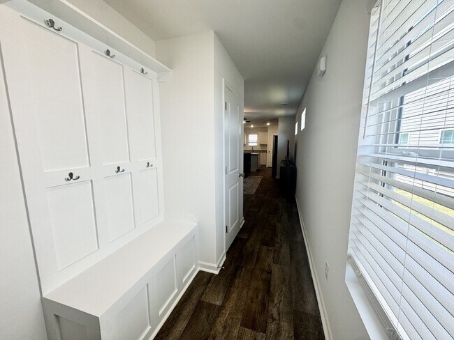 Foto del edificio - Brand new townhome - Perfect for students or families