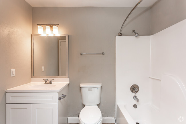 1BR, 1BA - 535SF Bathroom - The TEN02