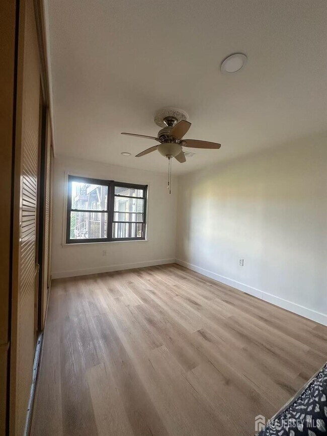 Foto del edificio - 405 N Oaks Blvd