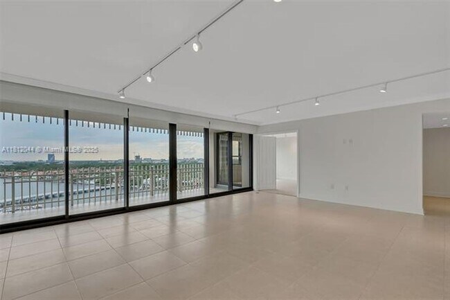 Foto del edificio - 3 Grove Isle Dr