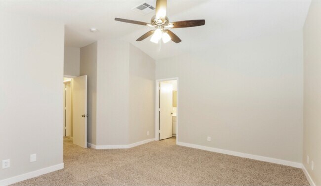 Foto del edificio - 3646 Russian Olive St