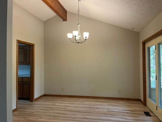 Building Photo - Bella Vista Close to Lake Windsor!