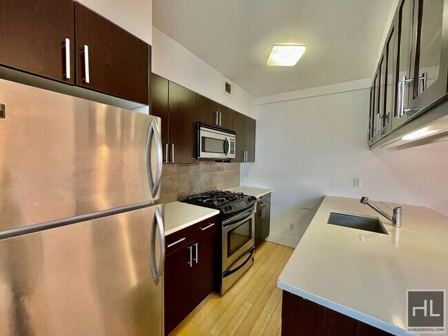 Building Photo - Gorgeous 2 bed, 2 bath duplex with 3 priva...