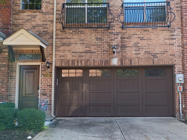 Building Photo - Room in Townhome on Chase Ln