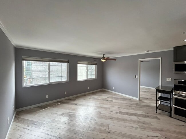 Building Photo - Beautiful 2BD/2BA W/ Reserved Parking and In-Unit Laundry in North Park!