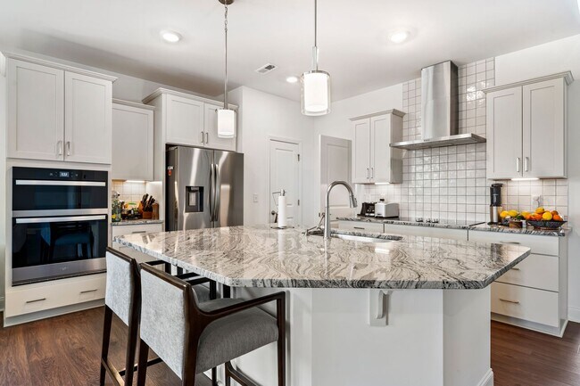 Foto del edificio - Half-Acre Durham Gem with Premium Upgrades