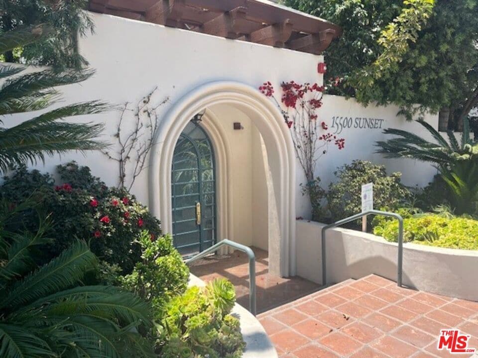 Primary Photo - 15500 W Sunset Blvd