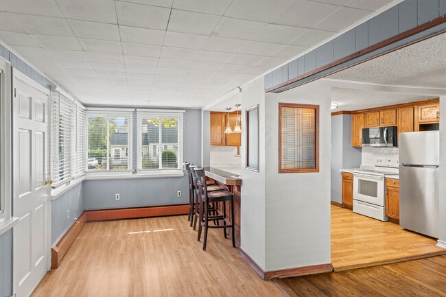 Building Photo - 518 Quaker Ln S