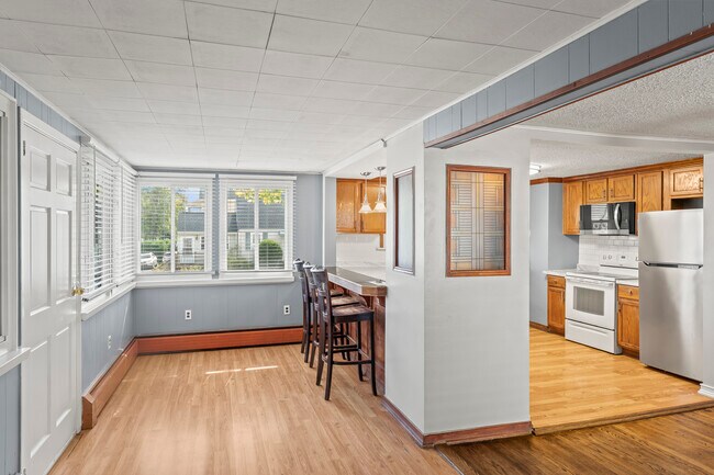 Foto del edificio - 518 Quaker Ln S