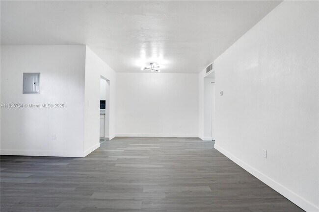 Building Photo - 610 NE 123rd St