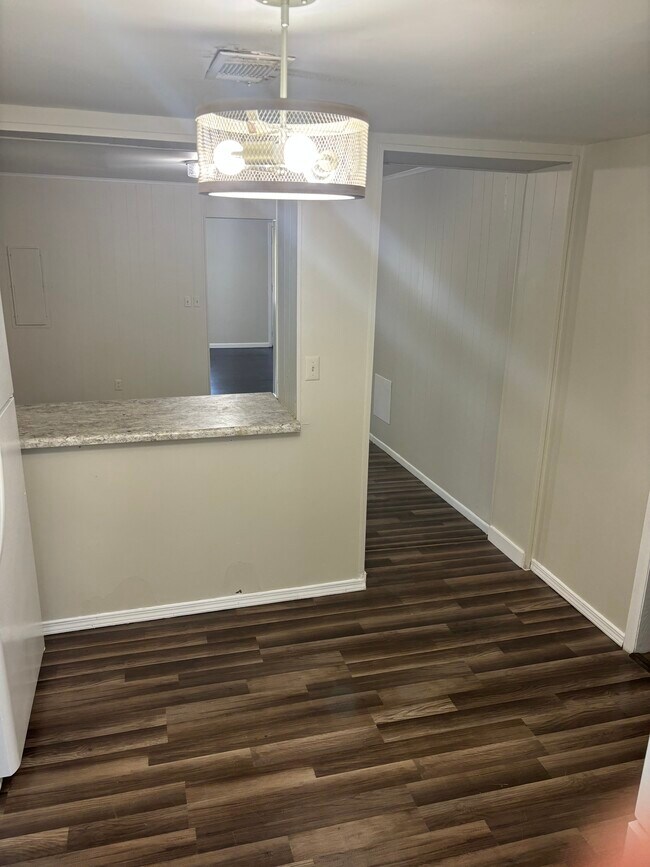 Foto del edificio - 902 Curdwood Blvd