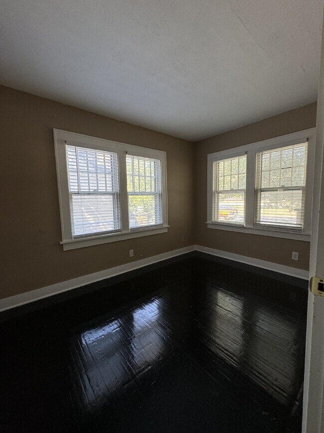 Foto del edificio - Updated 3 bedroom, 1 bathroom house with washer/dryer hookups Hurry! Limited-Time Special: NO APP...