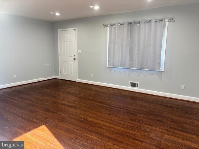 Foto del edificio - 9103 Wallace Rd