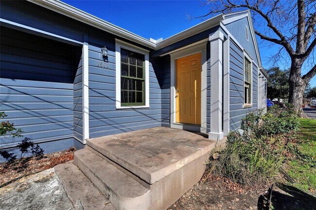 Building Photo - 2502 Manor Rd