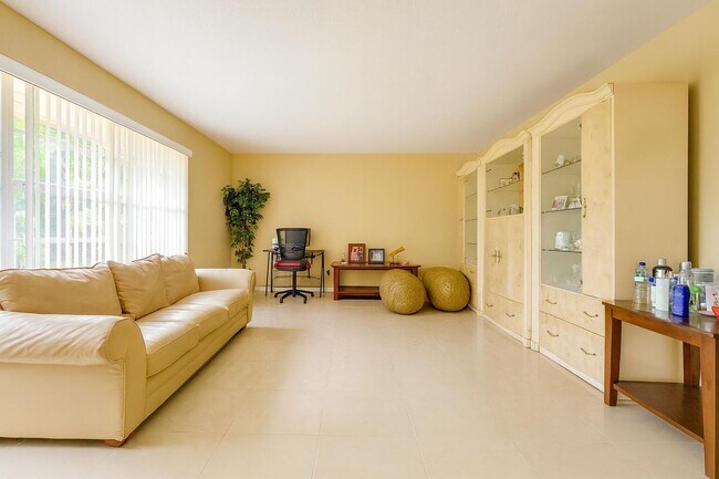 Building Photo - 2533 Dolphin Dr