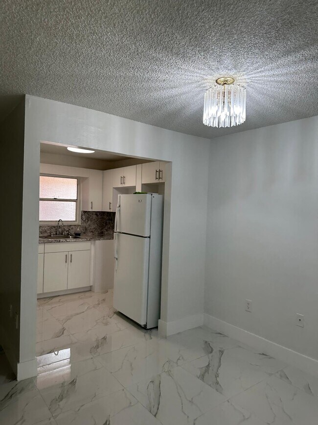 Foto del edificio - 1855 W 60th St