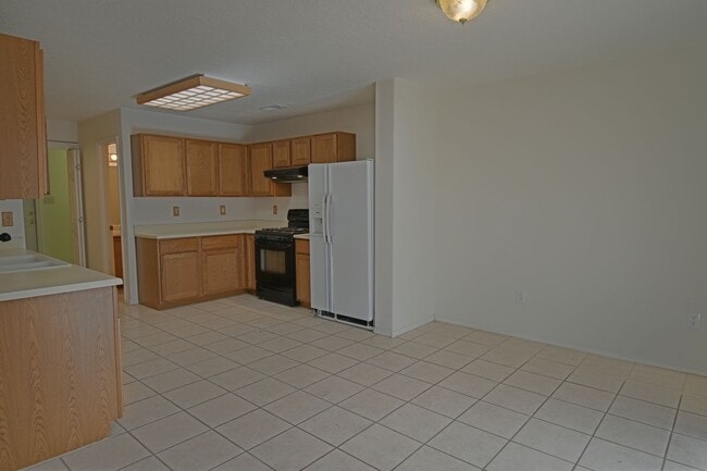 Foto del edificio - NE Heights Townhome Available For Move In