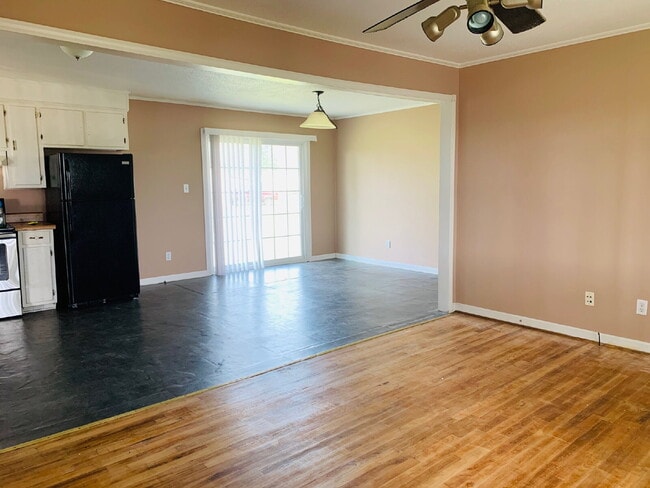 Building Photo - CUTE 3 BR, 1 BA BRICK HOME IN CONVENIENT MT OLIVE LOCATION