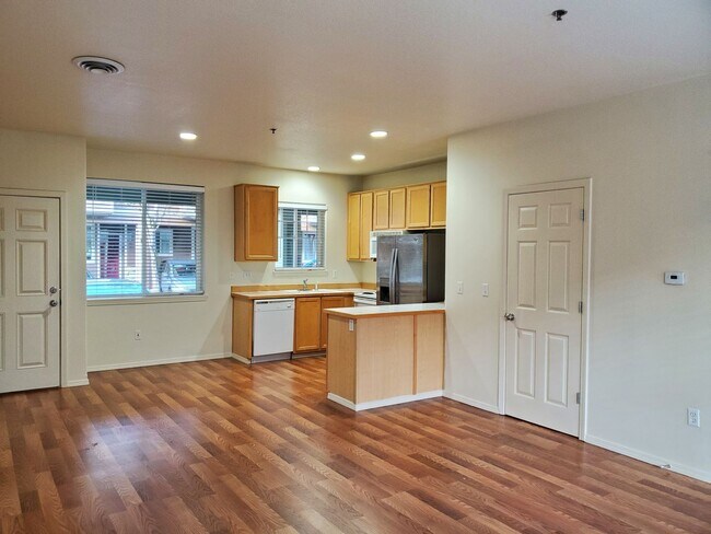 Foto del edificio - Great Location! 2 Bed 2 Bath Townhouse Style Condo! Open Concept! Laminate Floors Throughout Main!