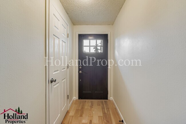 Foto del edificio - Bright, Modern, and Ready to Welcome You H...