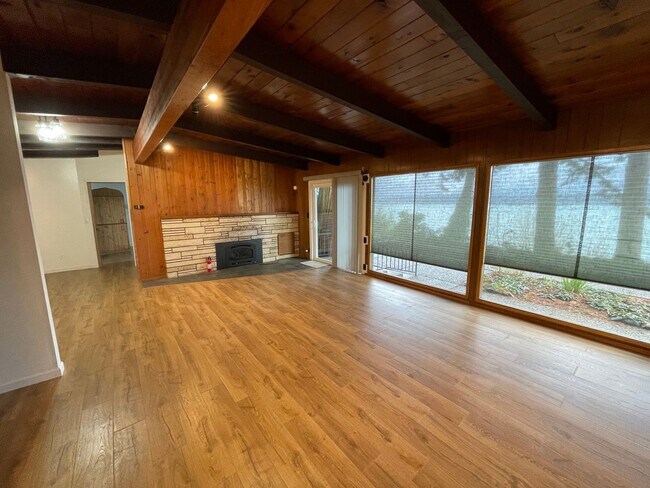 Building Photo - Fantastic 3 Bedroom Home with Gorgeous Oce...