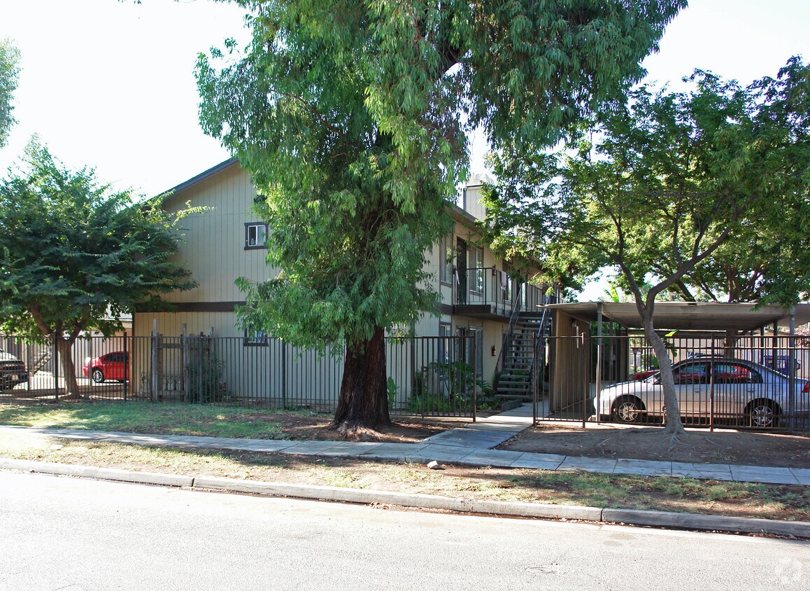 Primary Photo - 2531 W Fountain Way