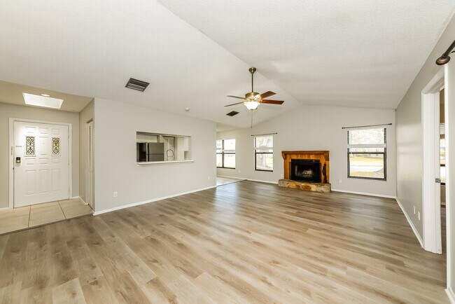 Foto del edificio - 4725 Country Oaks Blvd