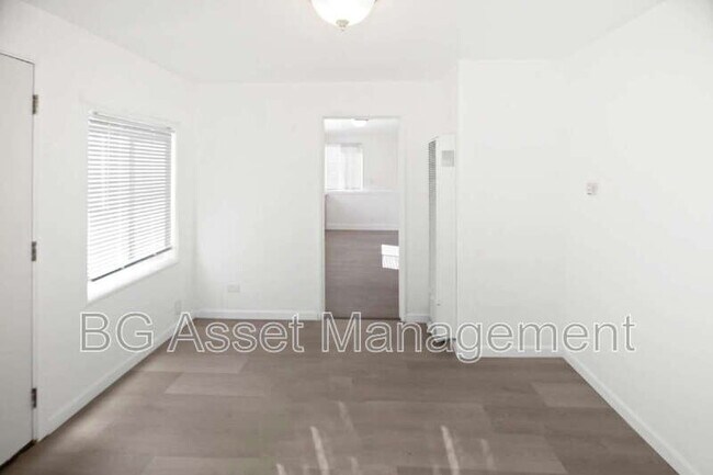 Foto del edificio - 3027 Yolo Ave