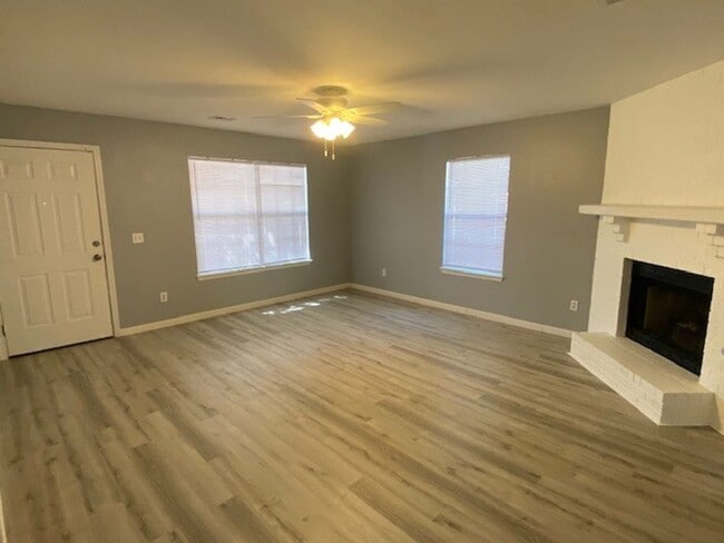 Building Photo - Adorable 3 Bedroom Duplex in Farmington!