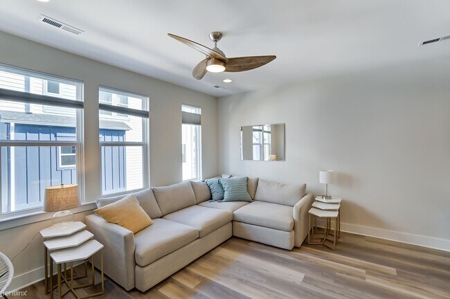 Foto del edificio - 2 br, 2.5 bath Townhome - 1011 East 36th S...
