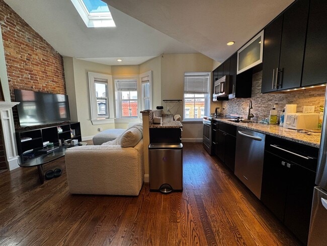 1 bed 1.5 bath with roof deck, no undergrads, central air, W/D in unit - 1 bed 1.5 bath with roof deck, no undergrads, central air, W/D in unit House