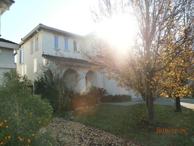Foto del edificio - Stunning 4/2.5 Natomas Beauty!  (PLEASE READ ENTIRE AD FOR SHOWING)!