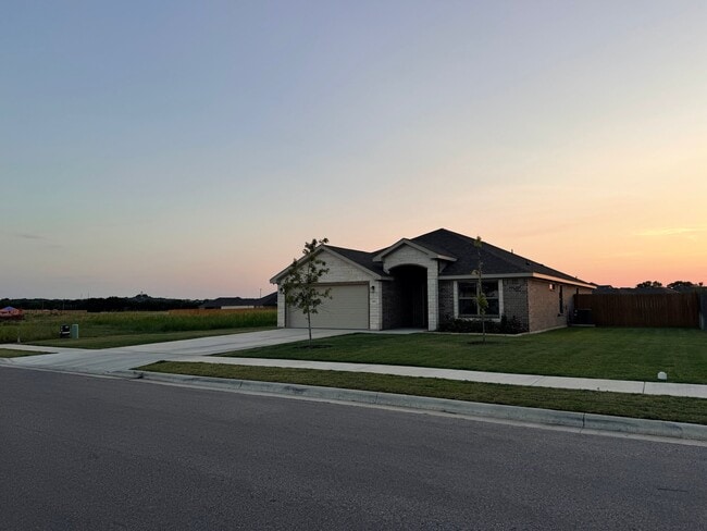 Building Photo - 318 Walking Stick Dr