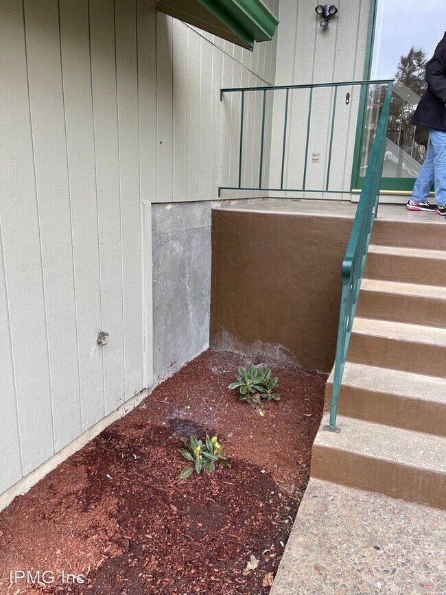 Building Photo - 4 br, 2.5 bath House - 736 Edgemont Way