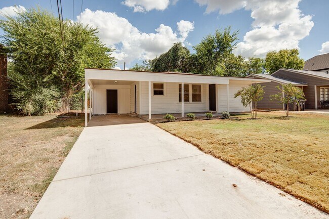 Foto del edificio - IMMEDIATE MOVE IN!  Cute 2 Bedroom Home wi...