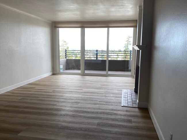 Spacious living room/dining room with full balcony - 5340 Broadway Ter