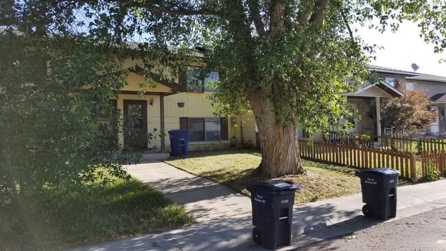 Building Photo - 2 Bed 1.5 Bath Townhouse w/ Covered Fenced...