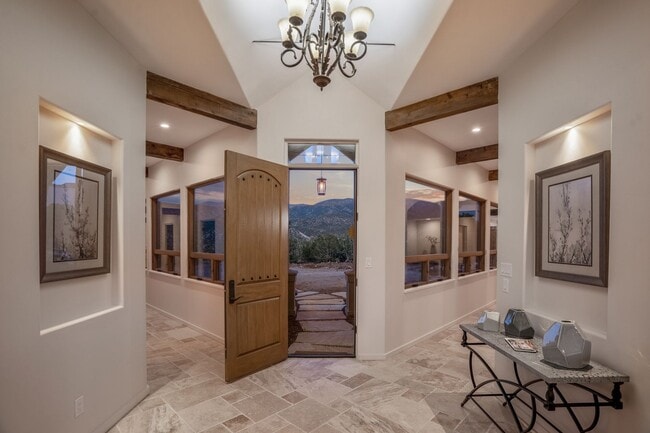 Building Photo - Breathtaking Home on Heather Lane