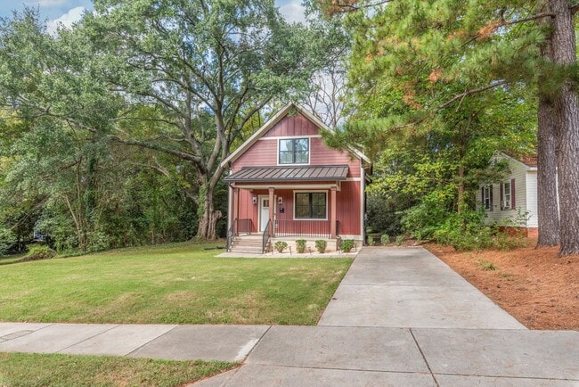 Foto del edificio - Beautiful Home with a Backyard Deck in Bid...