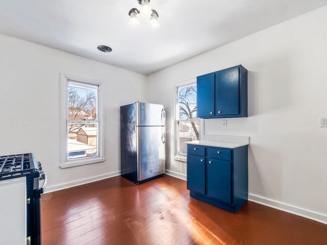 Building Photo - 937 Thomas Ave W