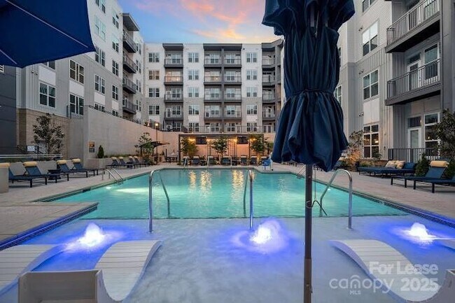 Foto del edificio - 2020 W Morehead St