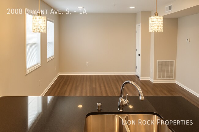 Foto del edificio - 2008 Bryant Ave S